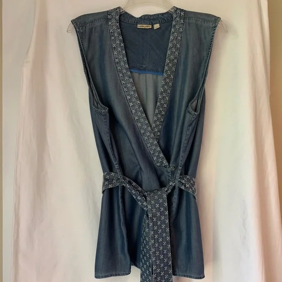 Holding Horses Anthropologie chambray sleeveless wrap top - Picture 4 of 9